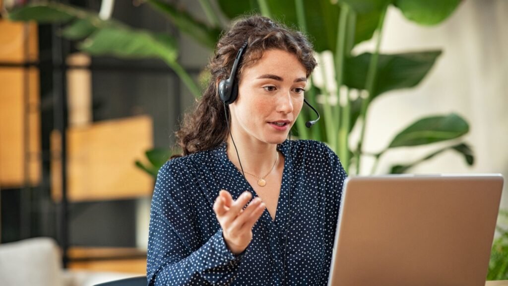 Klantenservicemedewerker van Rolfab met headset achter de laptop