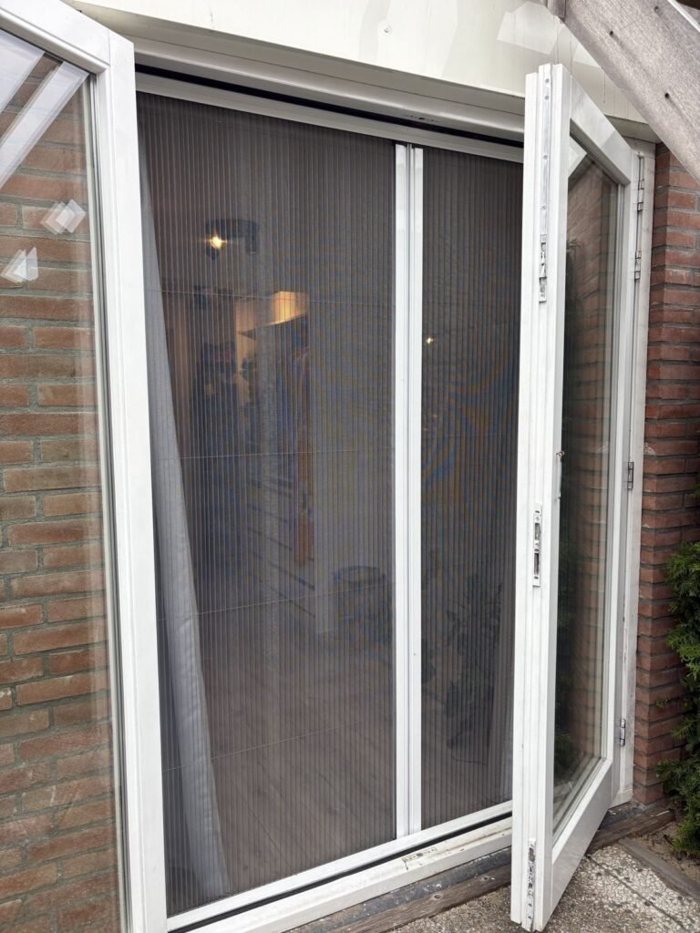 Plissé hor in een openslaande tuindeur