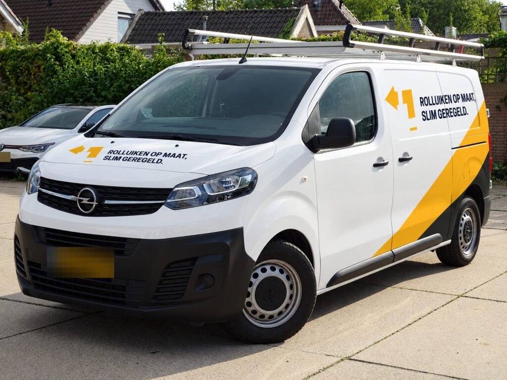 Bus van Rolfab met het logo en de slogan Rolluiken op maat, slim geregeld, waarmee we rolluiken en horren bezorgen