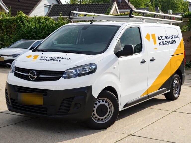 Bus van Rolfab met het logo en de slogan Rolluiken op maat, slim geregeld, waarmee we rolluiken en horren bezorgen