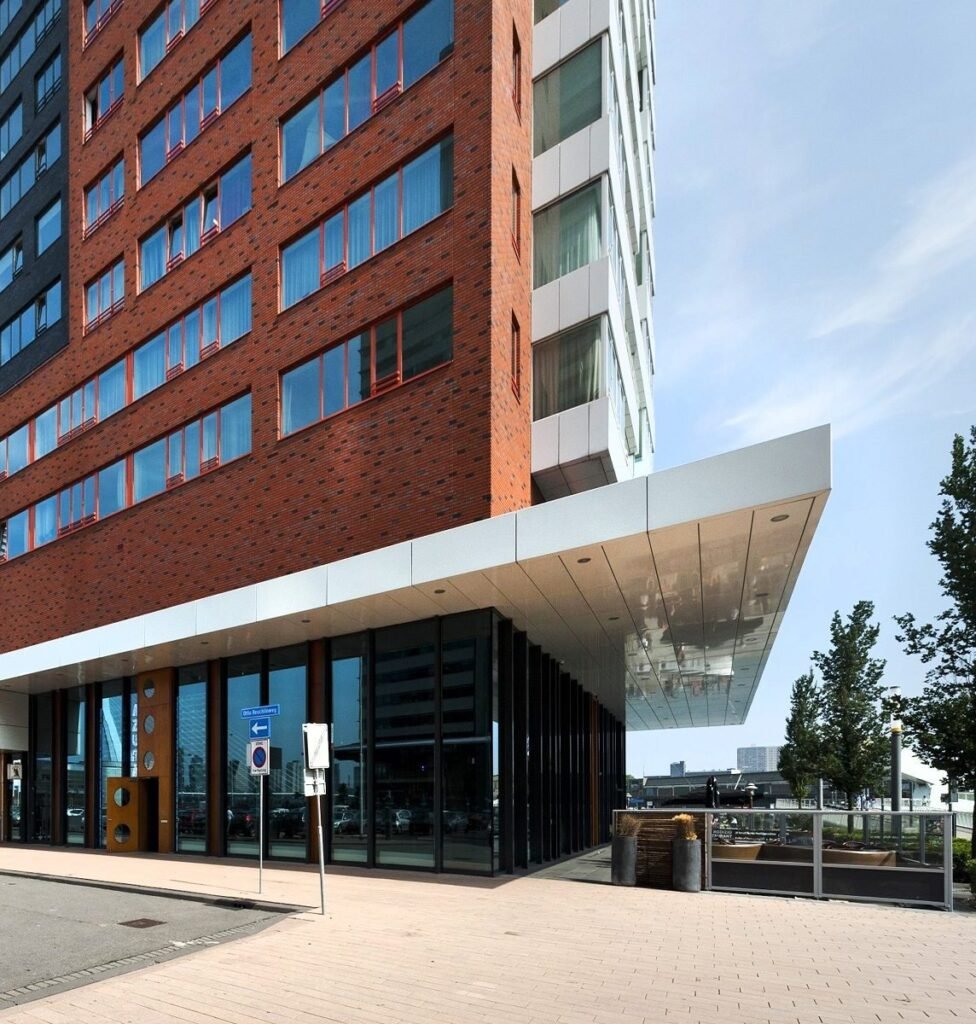 Hoofdkantoor van Rolfab aan de Otto Reuchlinweg op de Kop van Zuid in Rotterdam