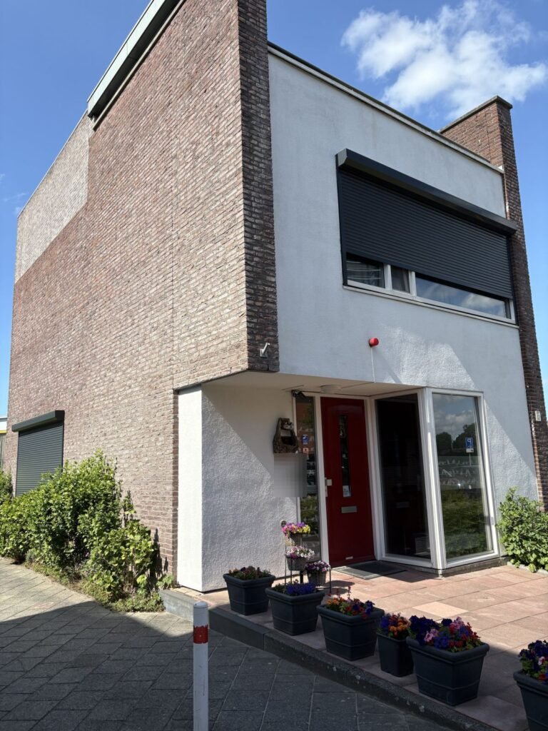 Hoekwoning met een antraciet rolluik op de bovenverdieping