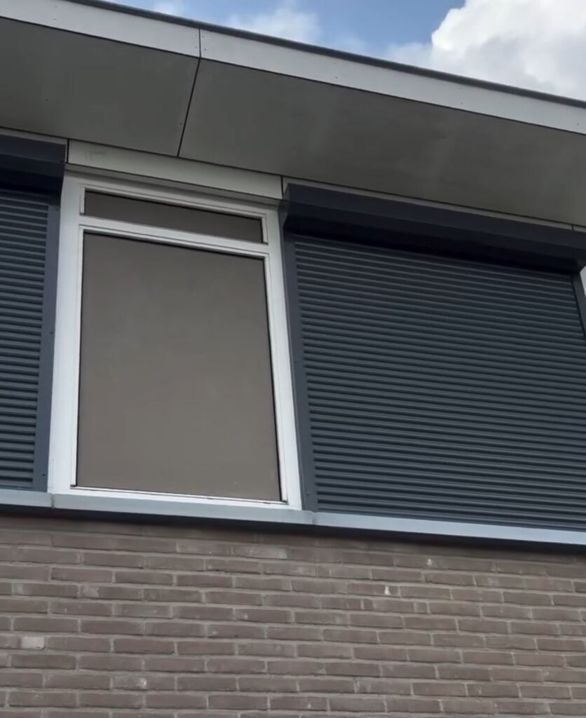 Twee antraciet rolluiken op de bovenverdieping